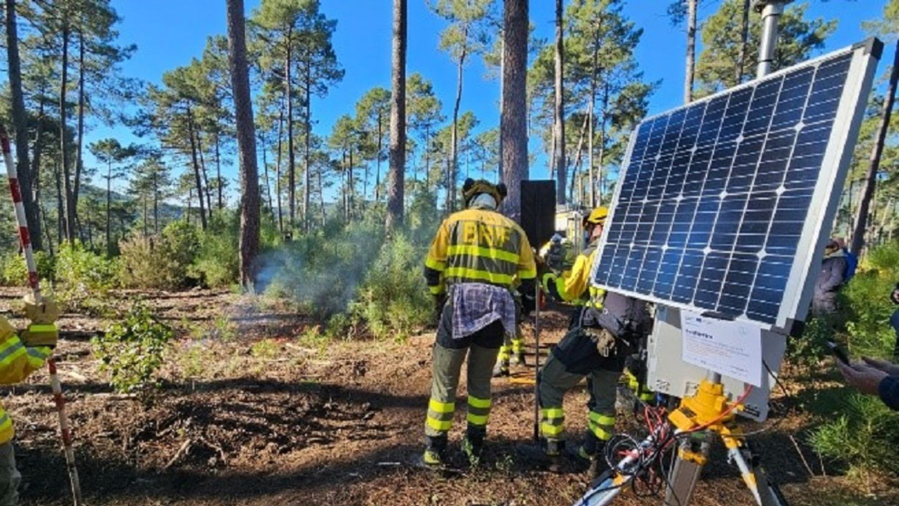 Módulos con sensores instalados en la zona piloto durante una quema prescrita. (Foto: IMB-CNM)