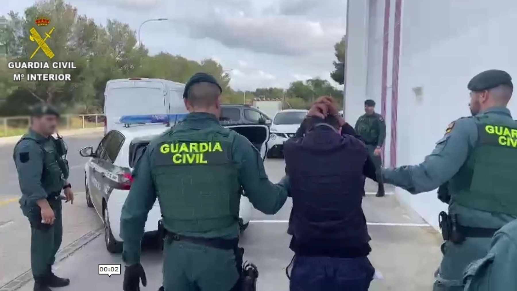 La Guardia Civil con el atracador detenido.