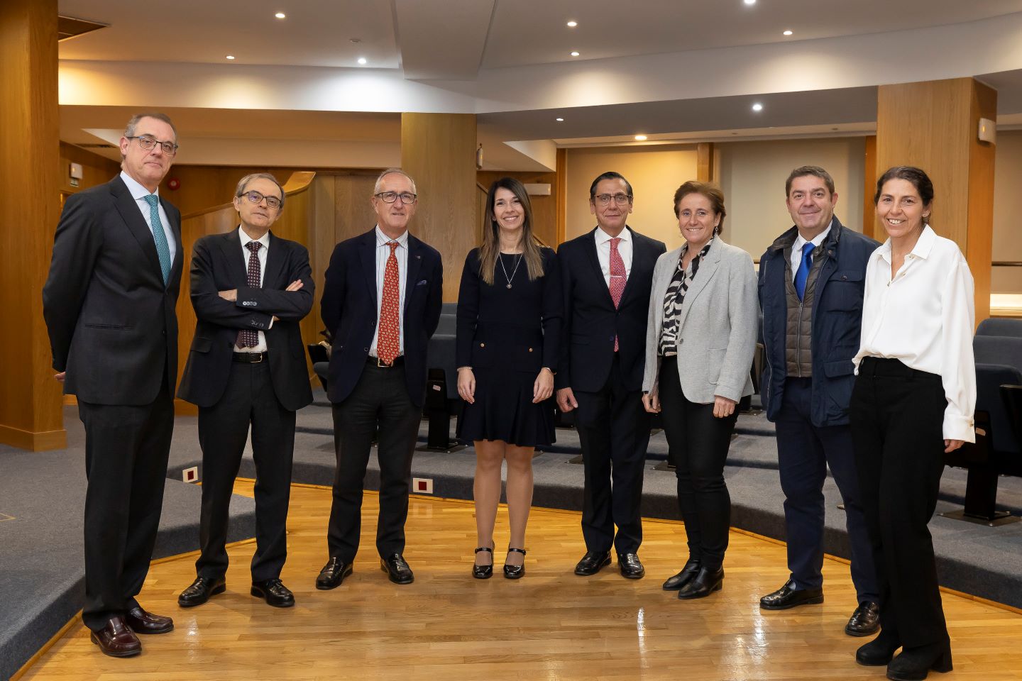 En la imagen la Dra. López Muñoz (4ª por la izda.) con  el Dr. Miliani (director de la tesis) y los miembros del Tribunal @Quirónsalud