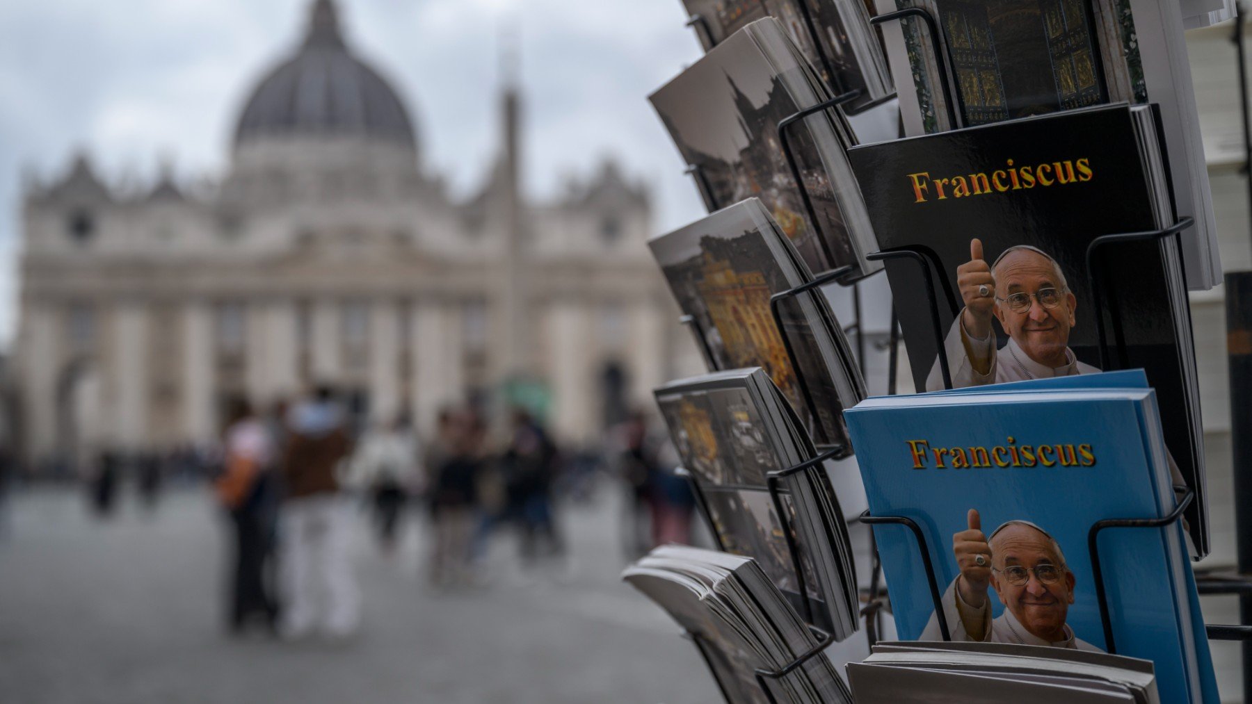 Postales del Papa Francisco se sobreponen a una imagen de San Pedro.