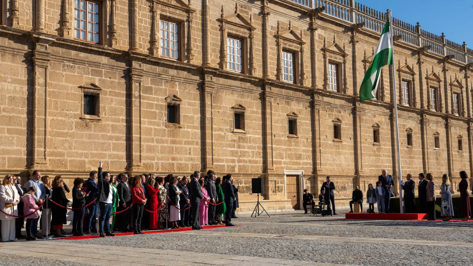 Los políticos andaluces celebran el Día de Andalucía frente al Parlamento.