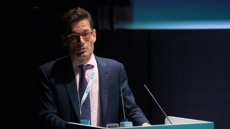 El presidente de 'El País' denuncia que Sánchez quiere comprarse el periódico usando una empresa pública