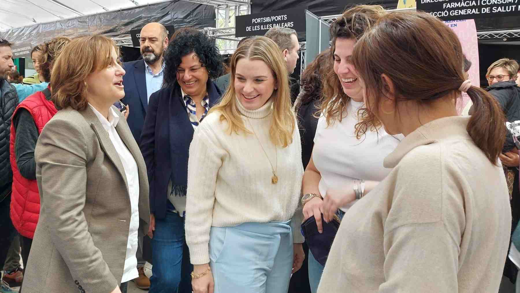 La presidenta del Govern, Marga Prohens, inaugura el tradicional mercado organizado con motivo del Día de Baleares.