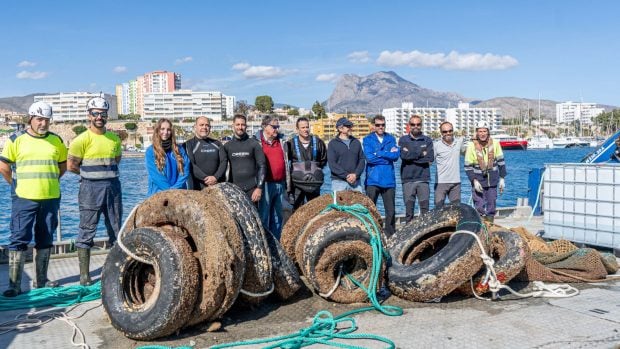 Rescate de neumáticos del fondo del mar en Benidorm