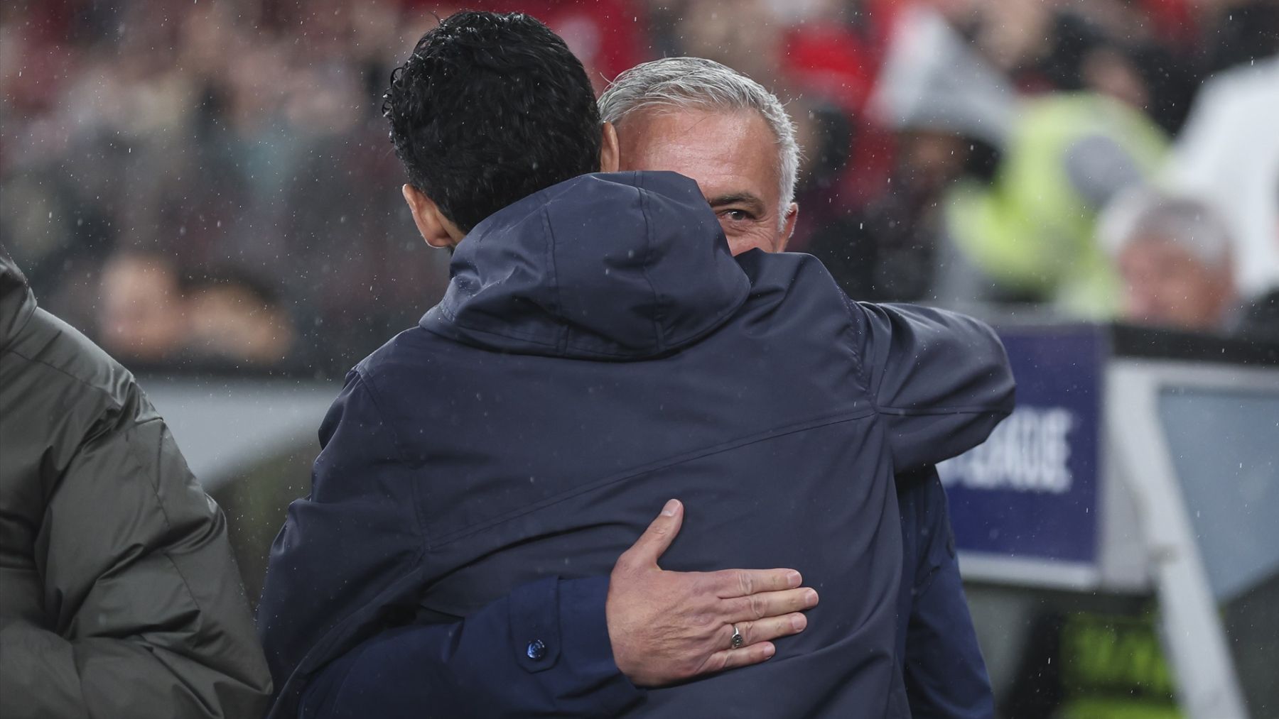 Mourinho y Arbeloa se abrazan en el último partido Benfica-Real Madrid (Foto: EP)