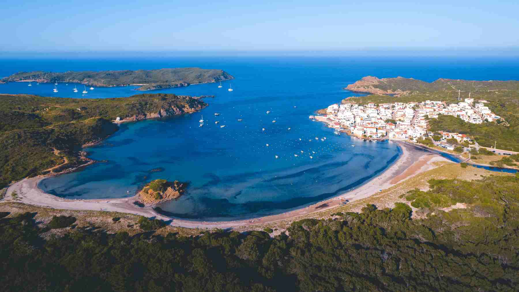 Menorca, un destino único y accesible durante todo el año.