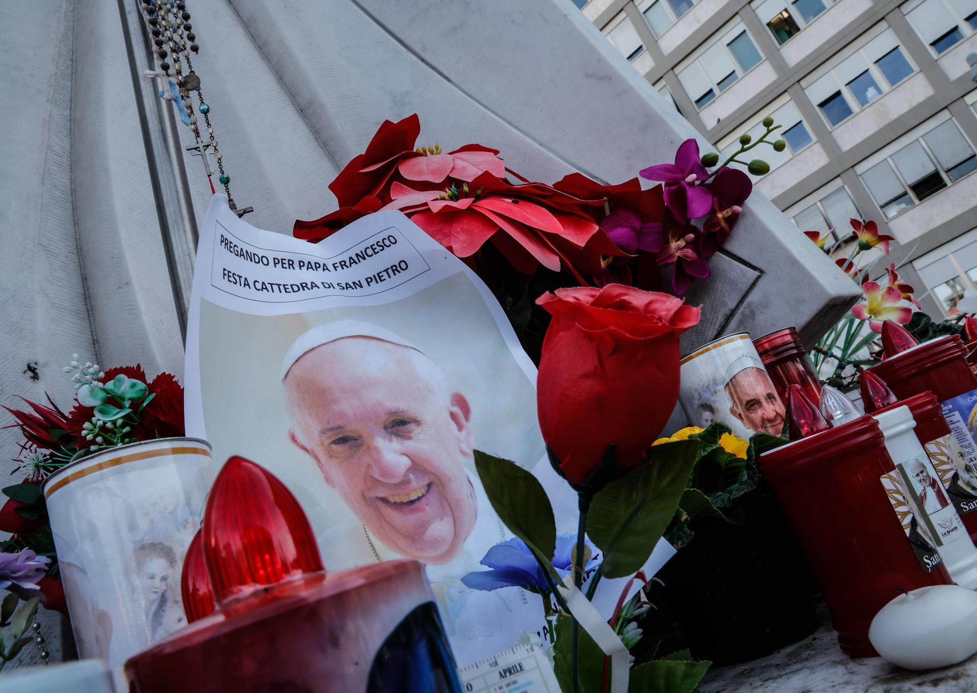 Velas y fotos del Papa Francisco en la puerta del hospital para velar por su salud. (FOTO: EFE)