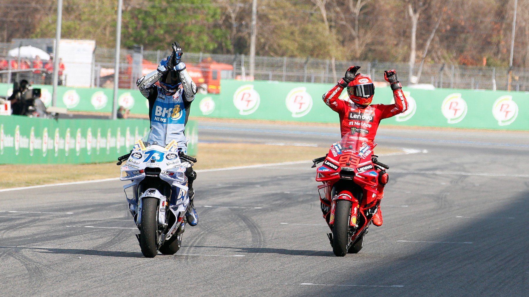 Marc y Álex Márquez celebran su doblete en la sprint de Tailandia. (EFE)