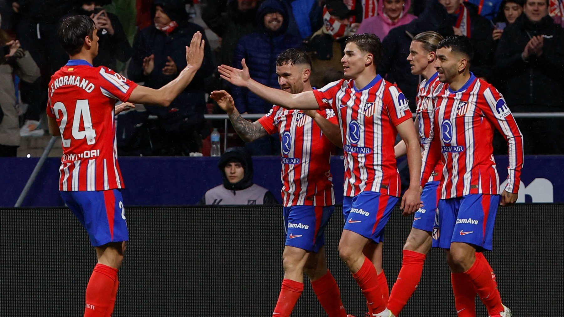 Los jugadores del Atlético celebran el gol de Julián Álvarez. (EFE)