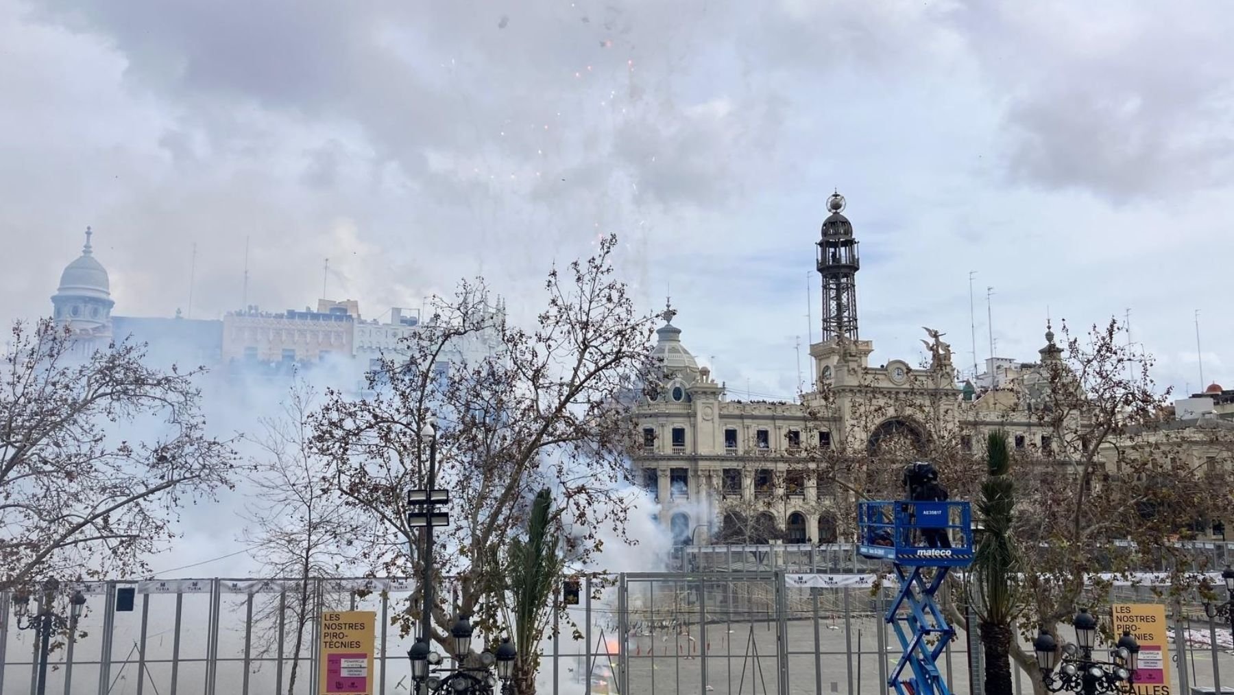 La primera ‘mascletà’ de las Fallas 2025 homenajea a las víctimas de la DANA.(Foto:EP)