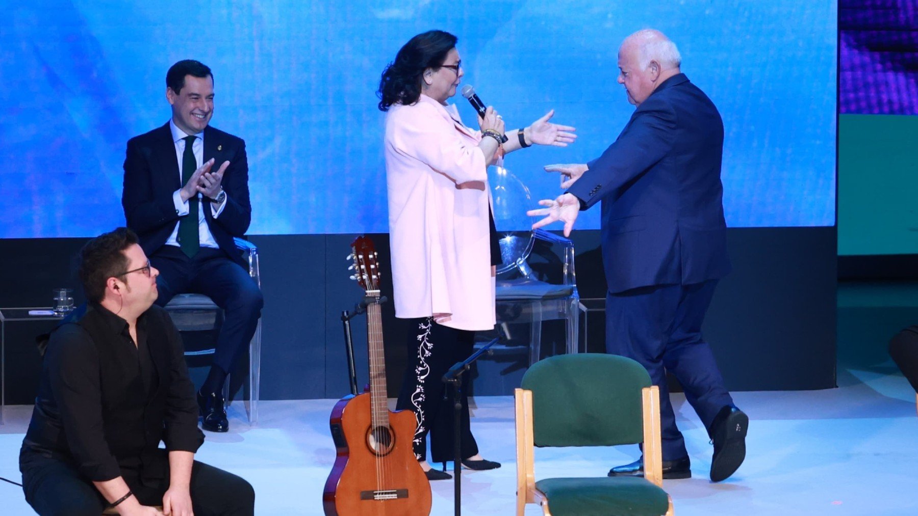 Juanma Moreno, María del Monte y el presidente del Parlamento andaluz, Jesús Aguirre.