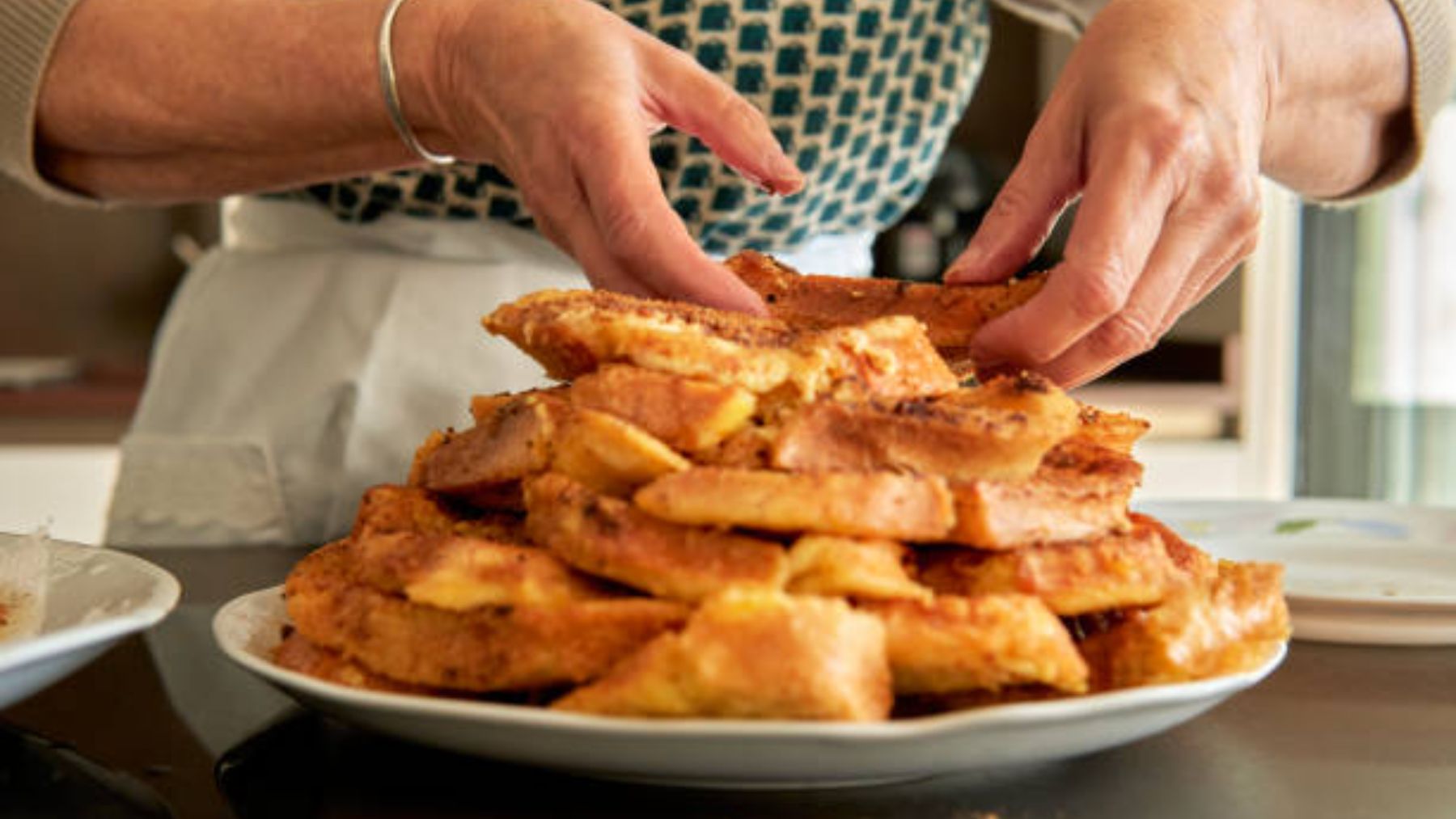 Plato de Torrijas, dulce típico de Semana Santa.