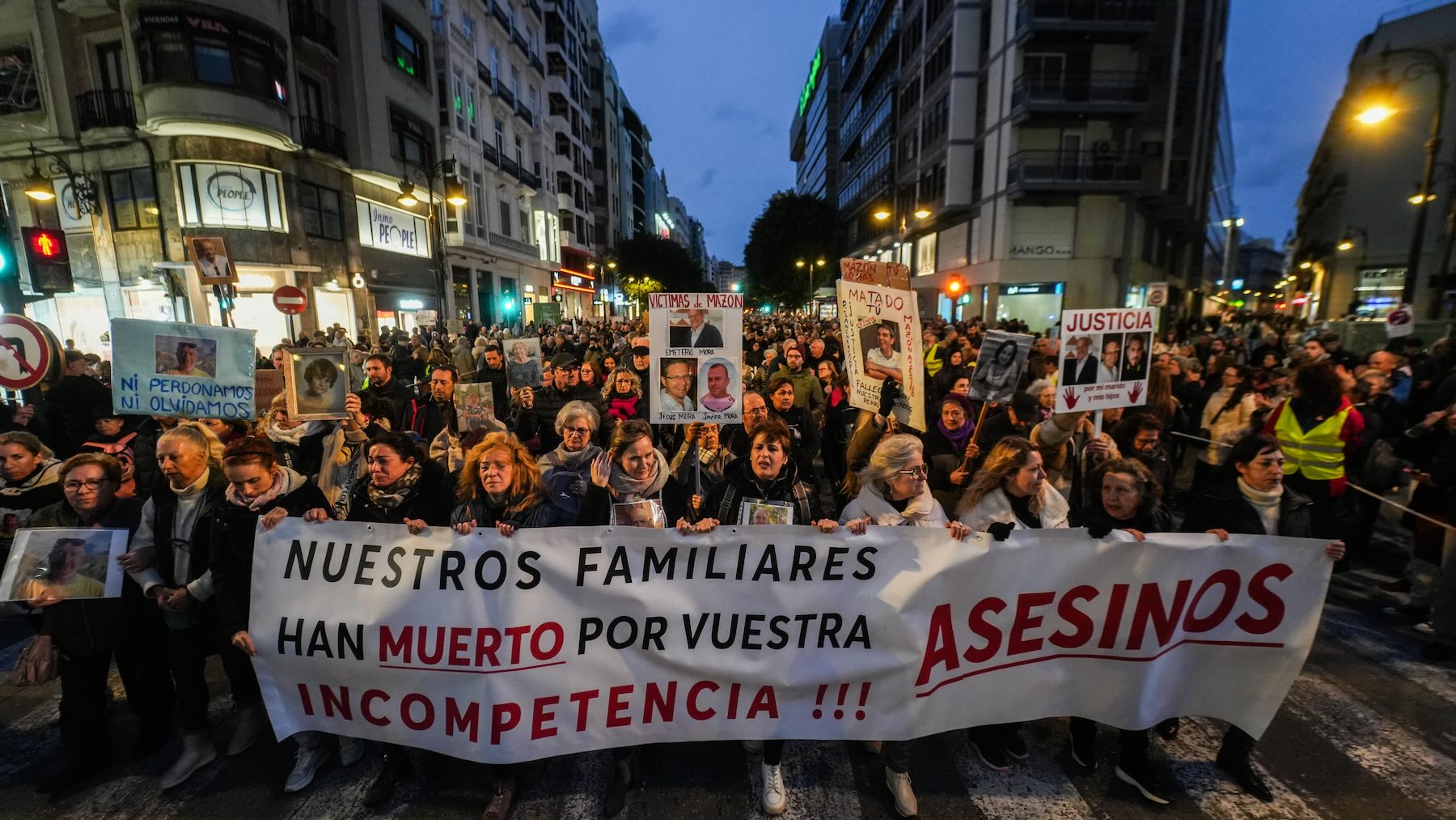 Fracaso de la manifestación contra Mazón: 16.500 asistentes frente a los 130.000 de la primera