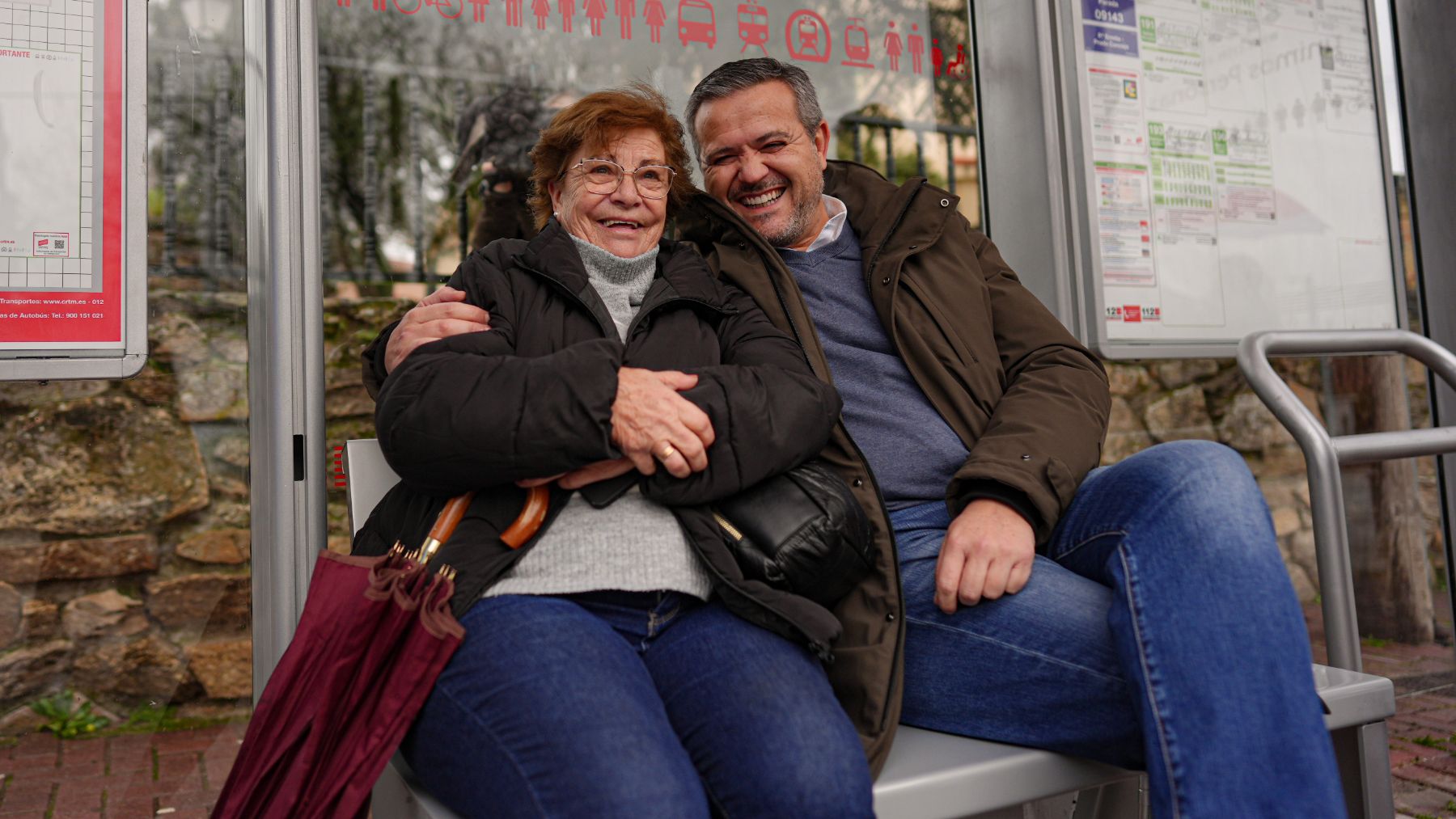 El consejero con una usuaria en la parada con calefacción de Pedrezuela