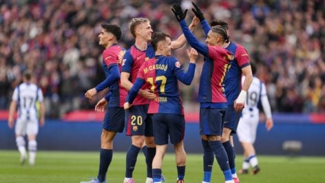 Los jugadores del Barcelona celebran uno de los goles anotados ante la Real Sociedad en Montjuic. (Getty)