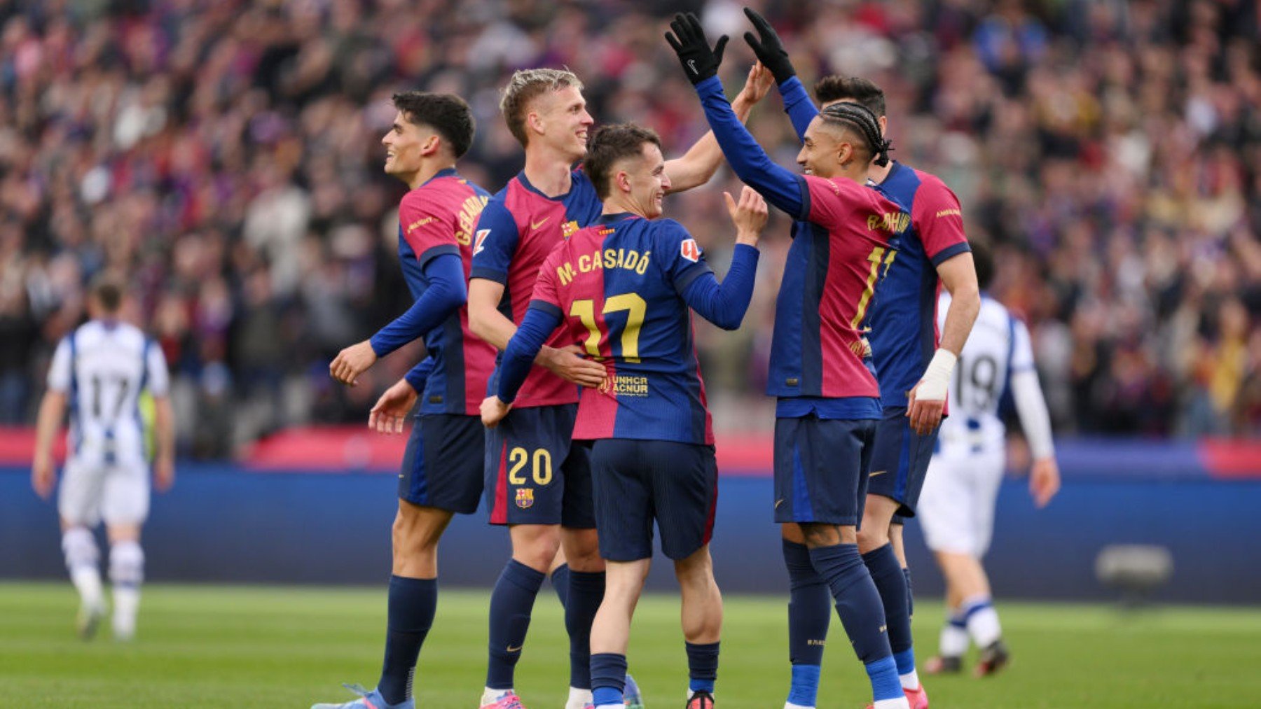 Los jugadores del Barcelona celebran uno de los goles anotados ante la Real Sociedad en Montjuic. (Getty)