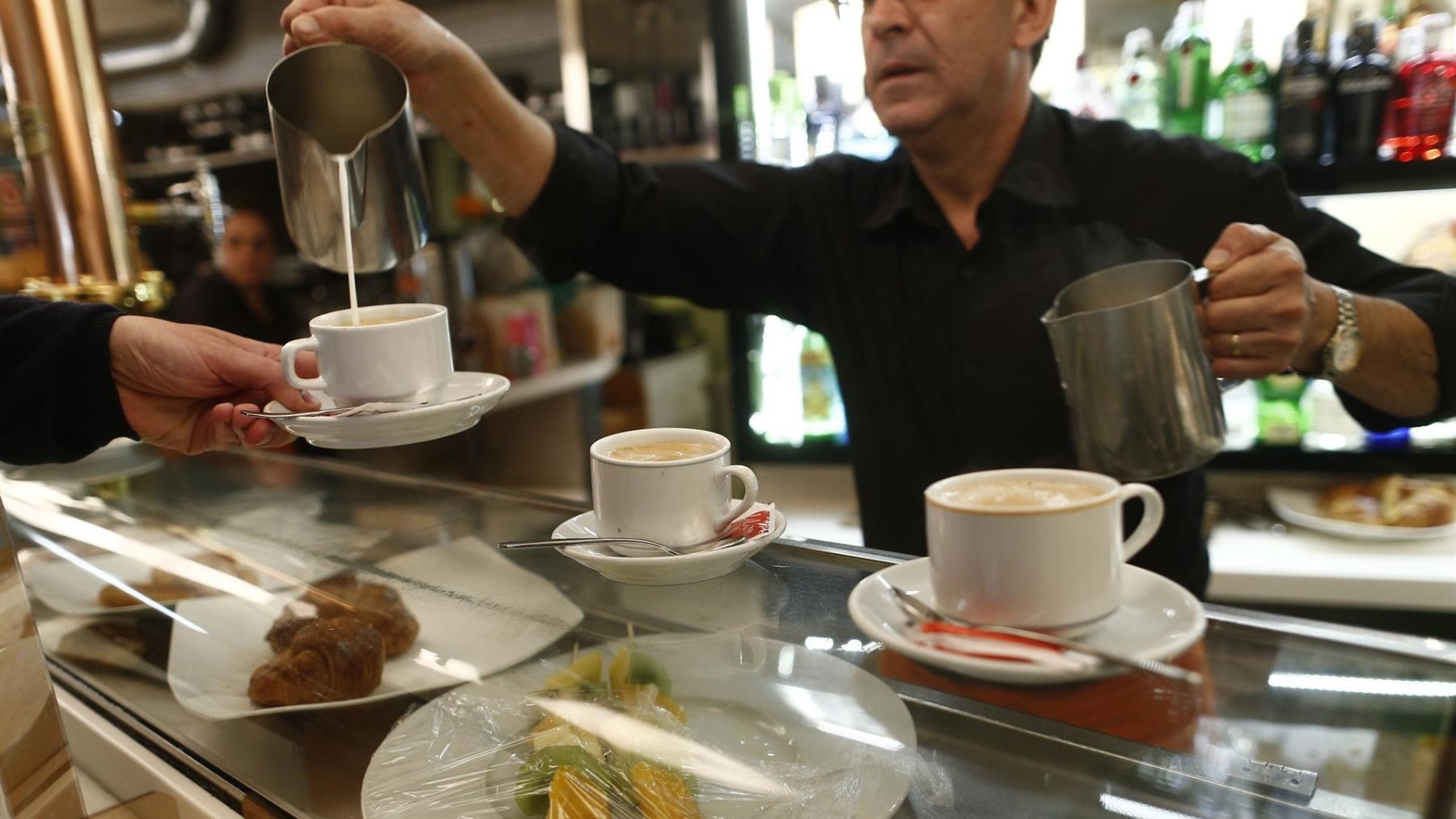 Un camarero trabajando en una cafetería. (EP)