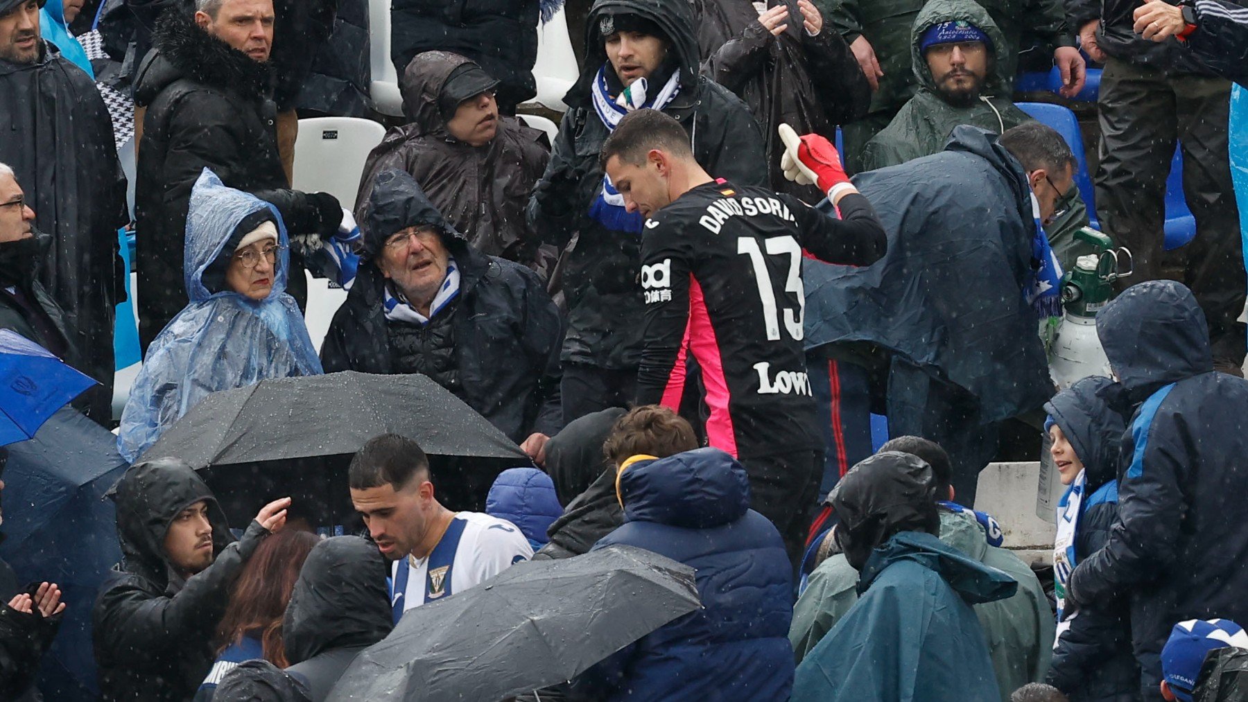 El derbi entre Leganés y Getafe se para por una atención médica en la grada de Butarque