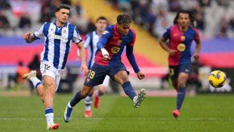 Javi López lucha un balón junto a Lamine Yamal.