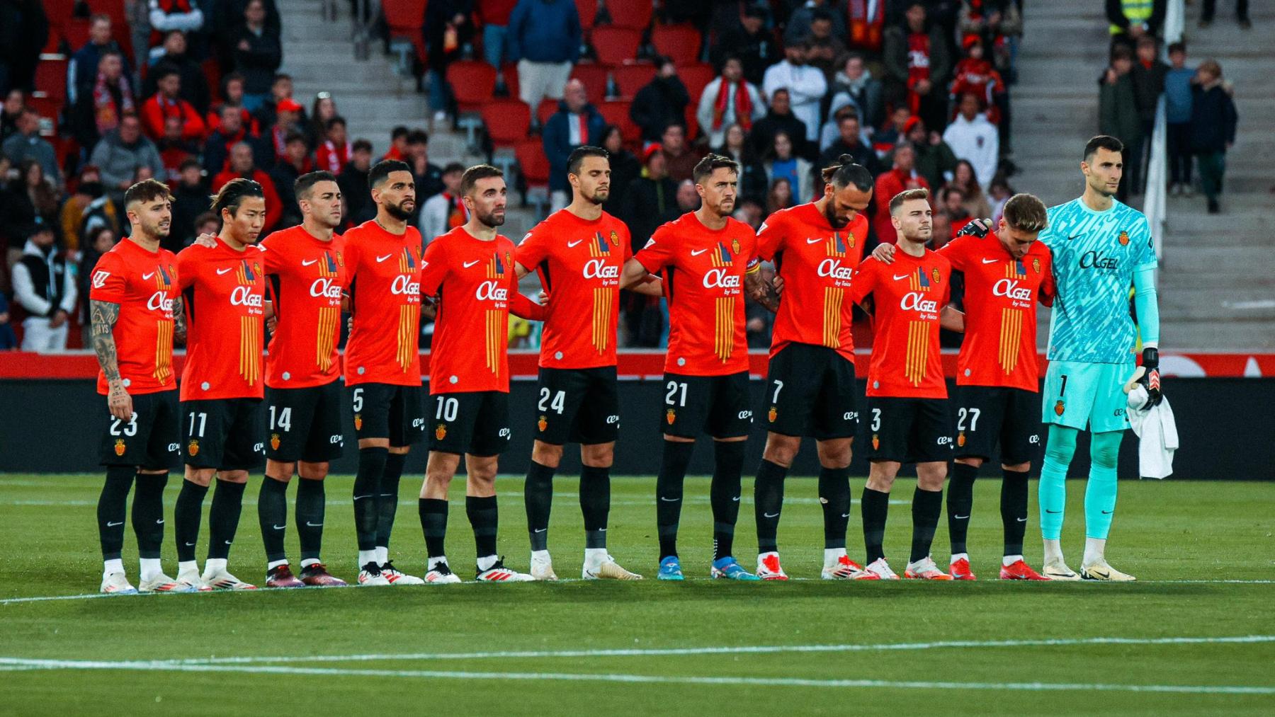 Los jugadores, durante el minuto de silencio.