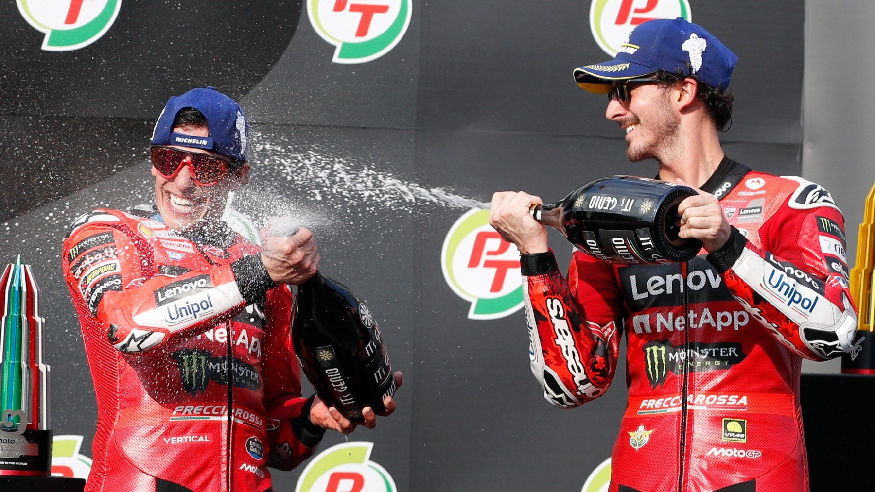 Pecco Bagnaia y Marc Márquez durante la celebración en el podio de Tailandia. (EFE)