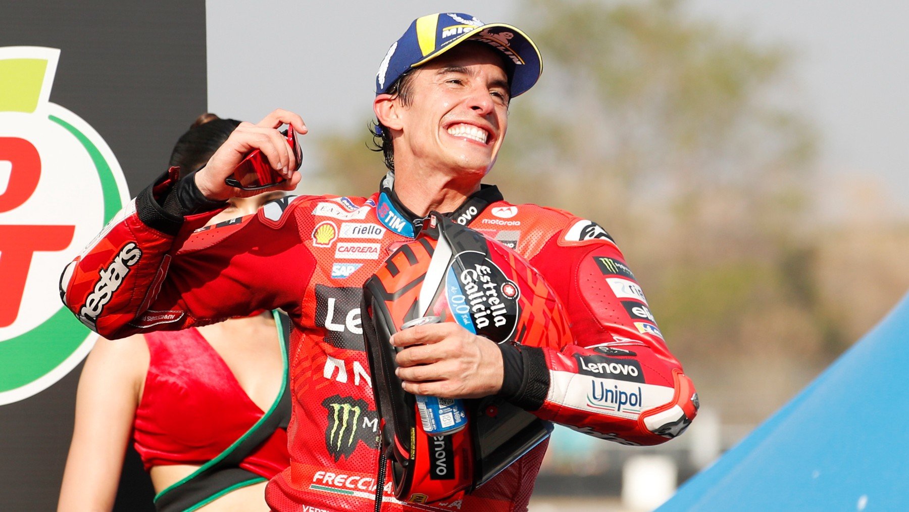 Marc Márquez celebra su victoria en el GP de Tailandia de MotoGP. (EFE)