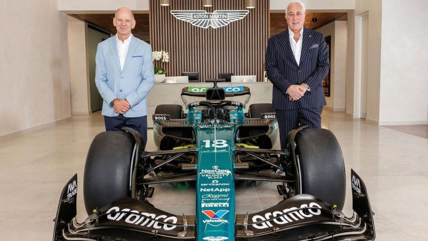 Adrian Newey junto a Lawrence Stroll y debajo un monoplaza de Aston Martin en la fábrica de Silverstone.