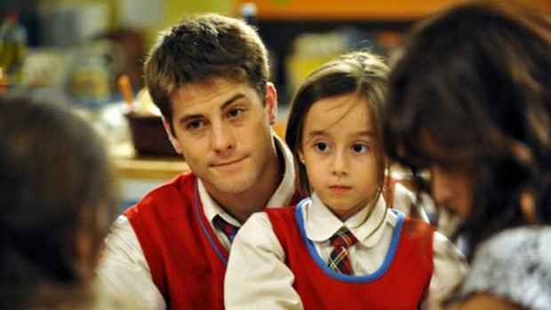 El actor Luis Fernández con Priscilla Delgado en 'Los Protegidos'. (Antena 3) 