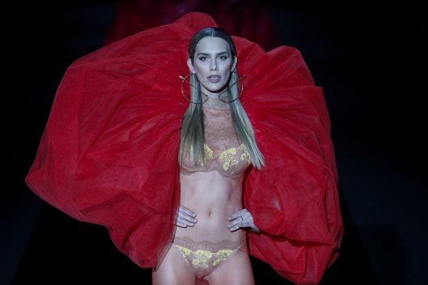 Ángela Ponce en la Pasarela Cibeles Fashion Week Madrid 2019. (Foto: Gtres)