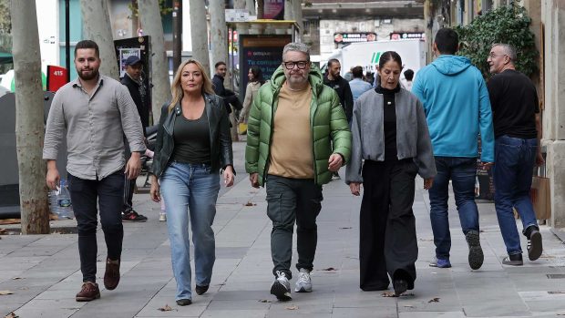 Alberto Chicote con los concursantes de Batalla de restaurantes en Barcelona (Atresmedia).