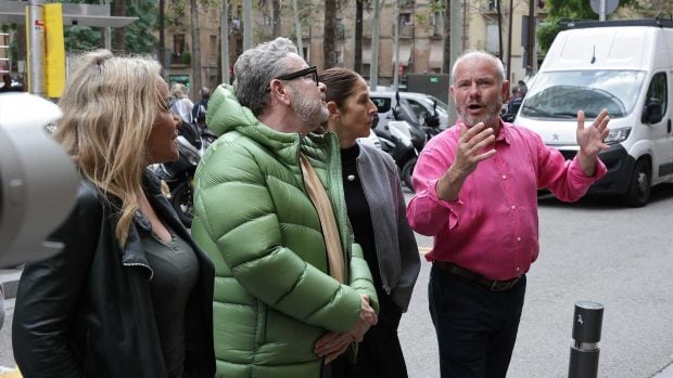 Alberto Chicote con los concursantes de 'Batalla de restaurantes' en Barcelona (Atresmedia).