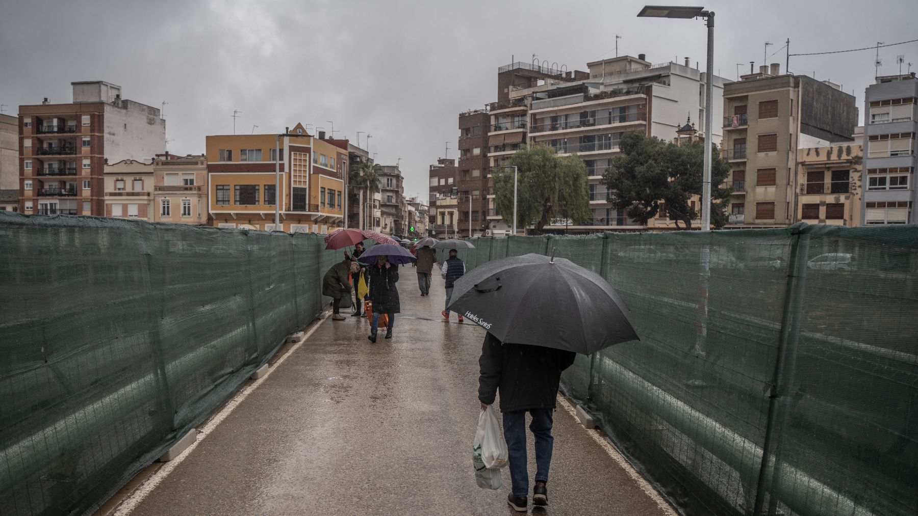 Varias personas bajo la lluvia en Paiporta (Valencia). (Foto: Ep)