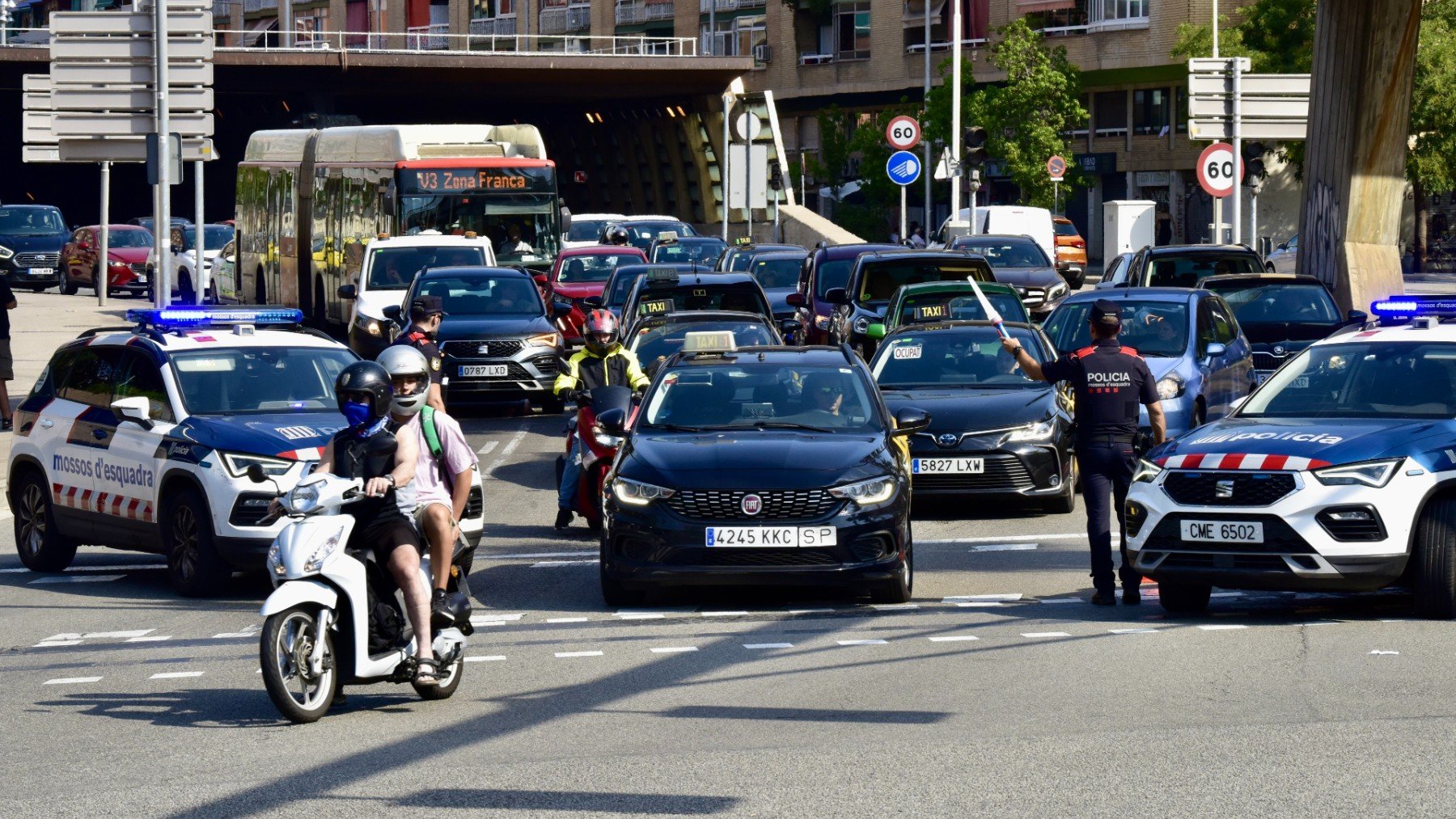 Agentes de los Mossos d’Esquadra realizan un control en Barcelona.