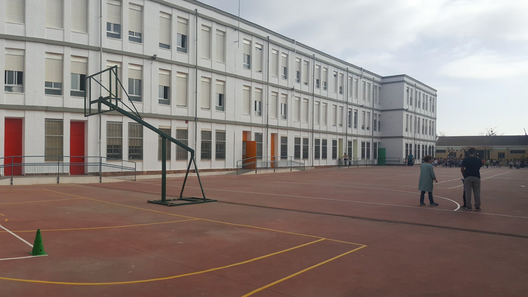 Patio del CEIP Maestro José Acosta de Ceuta.