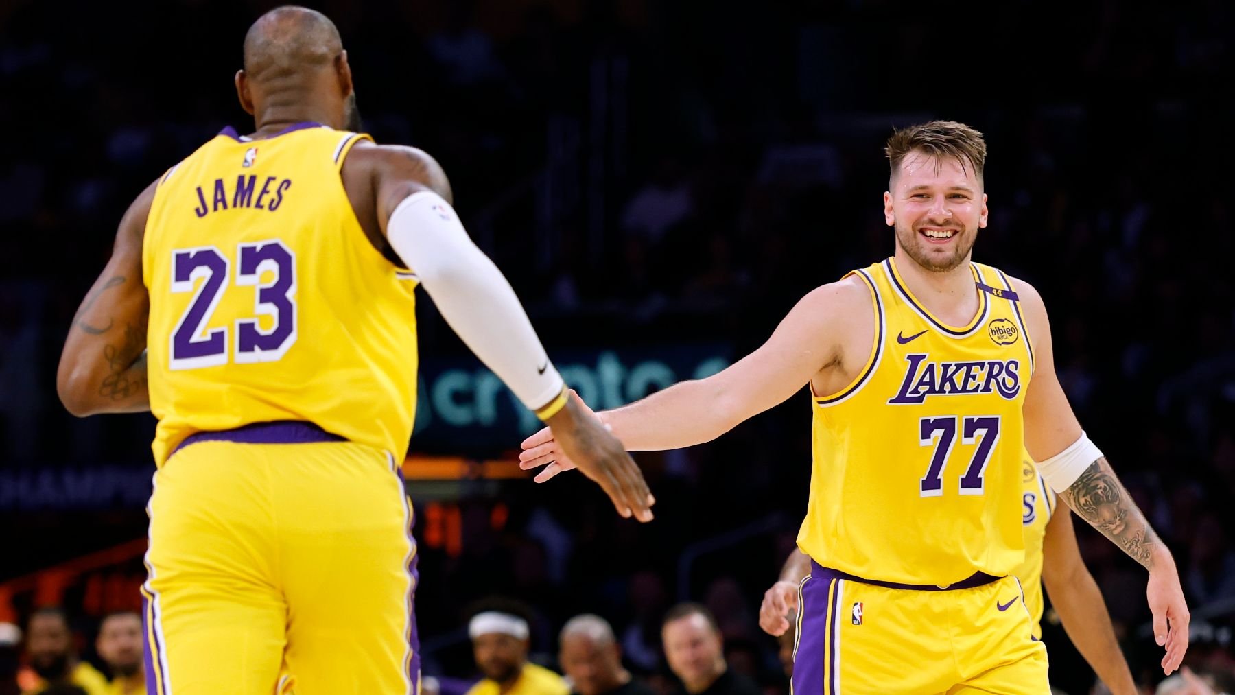 LeBron James y Luka Doncic. (Getty)