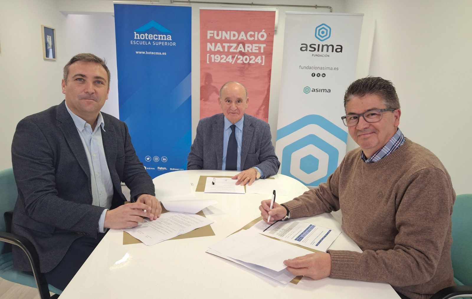 Pau Crespí, Francisco Martorell y Guillem Cladera, durante la firma del convenio.