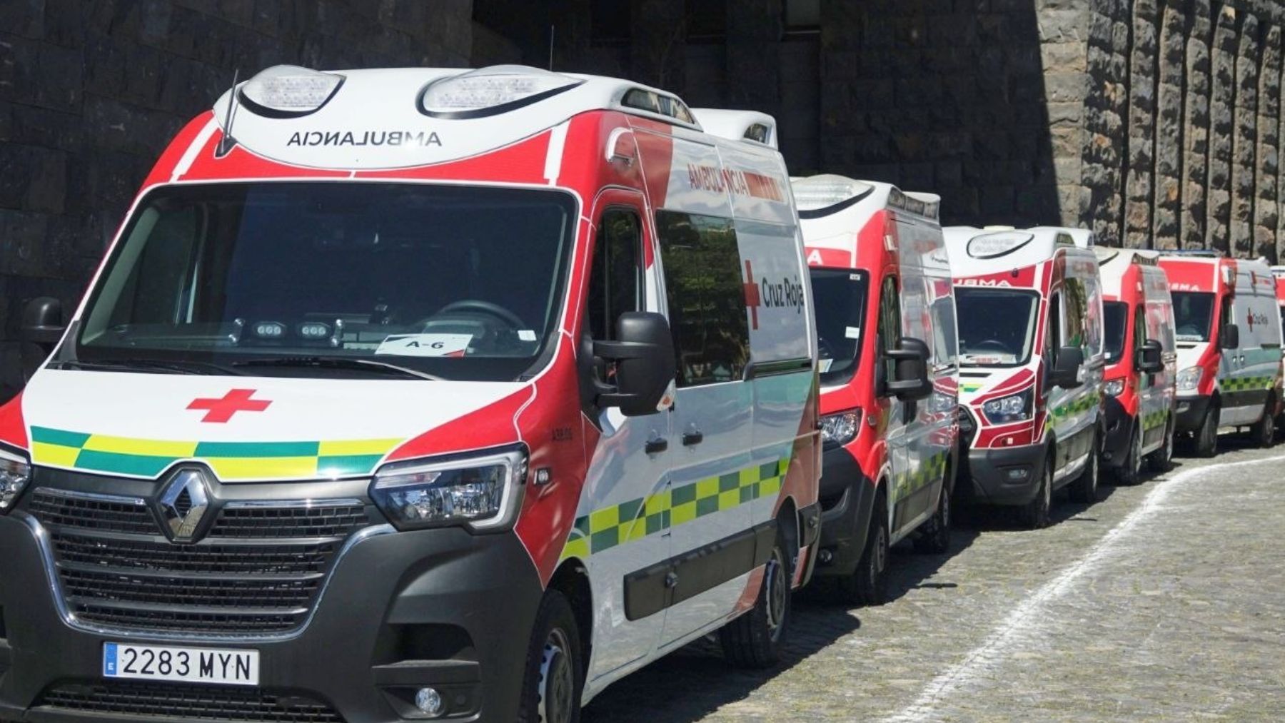 Varias ambulancias en Santa Cruz de Tenerife. (Foto: Ep)