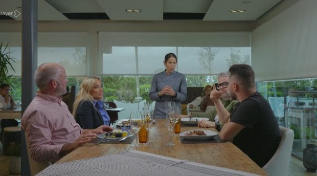 María, propietaria del restaurante Brau, recibe a los concursantes de Batalla de restaurantes (Atresmedia).