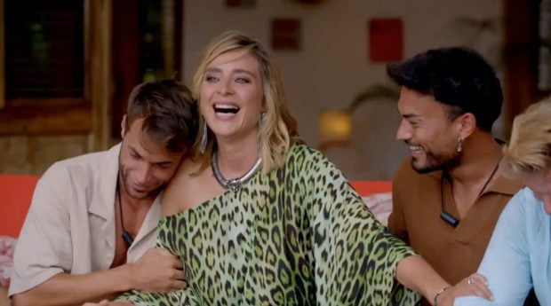 Sandra Barneda se despide de los chicos en 'La isla de las tentaciones'. (Mediaset)