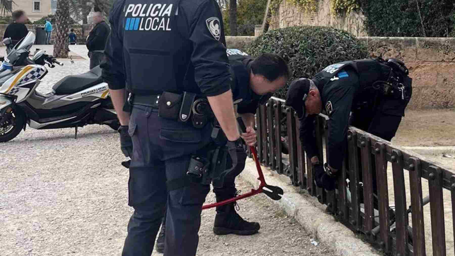 Agentes de la Policía Local de Palma retiran los patinetes de Dalt Murada.