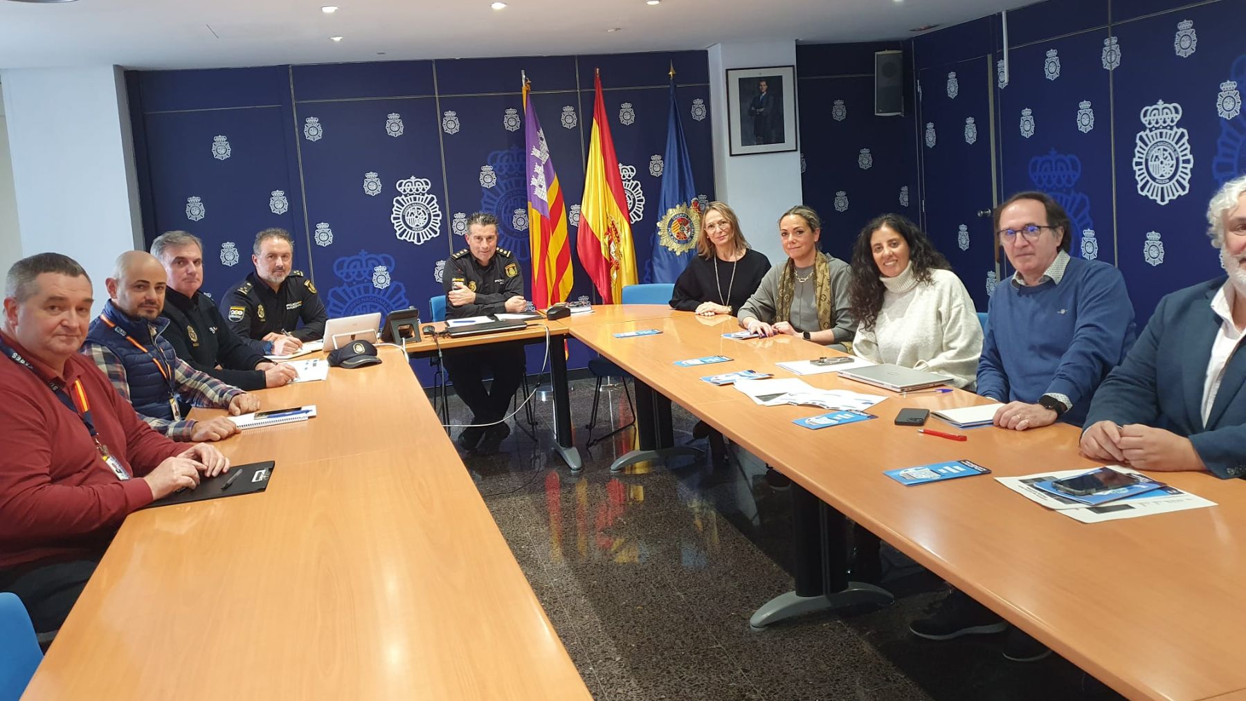 Reunión entre la Policía Nacional y patronales de comercio.