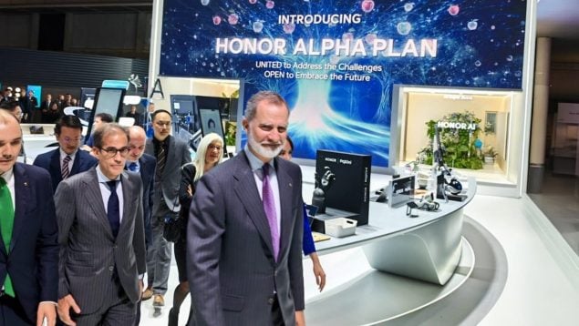 S.M. el Rey Felipe VI se interesa por las innovaciones de HONOR en el MWC 2025