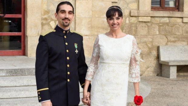 La actriz Beatriz Rico y su marido, Rubén Ramírez, durante su boda en Guadalix de la Sierra. (Foto: Gtres)