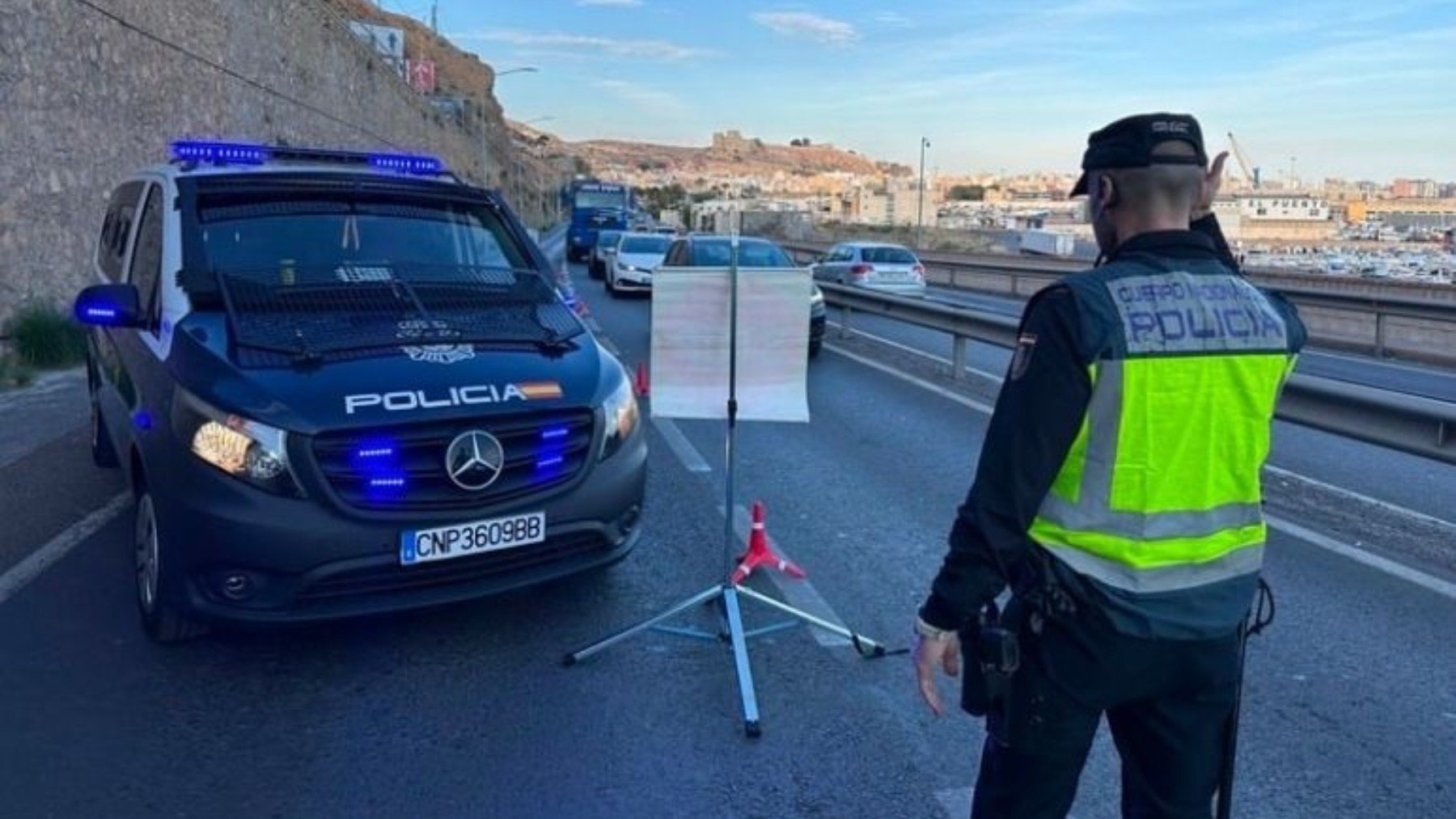 Un agente de Policía Nacional durante un control en Almería.