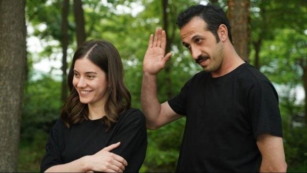 Beril Pozam y el actor Ersin Arıcı, su pareja, en 'Una nueva vida'. (Atresmedia)