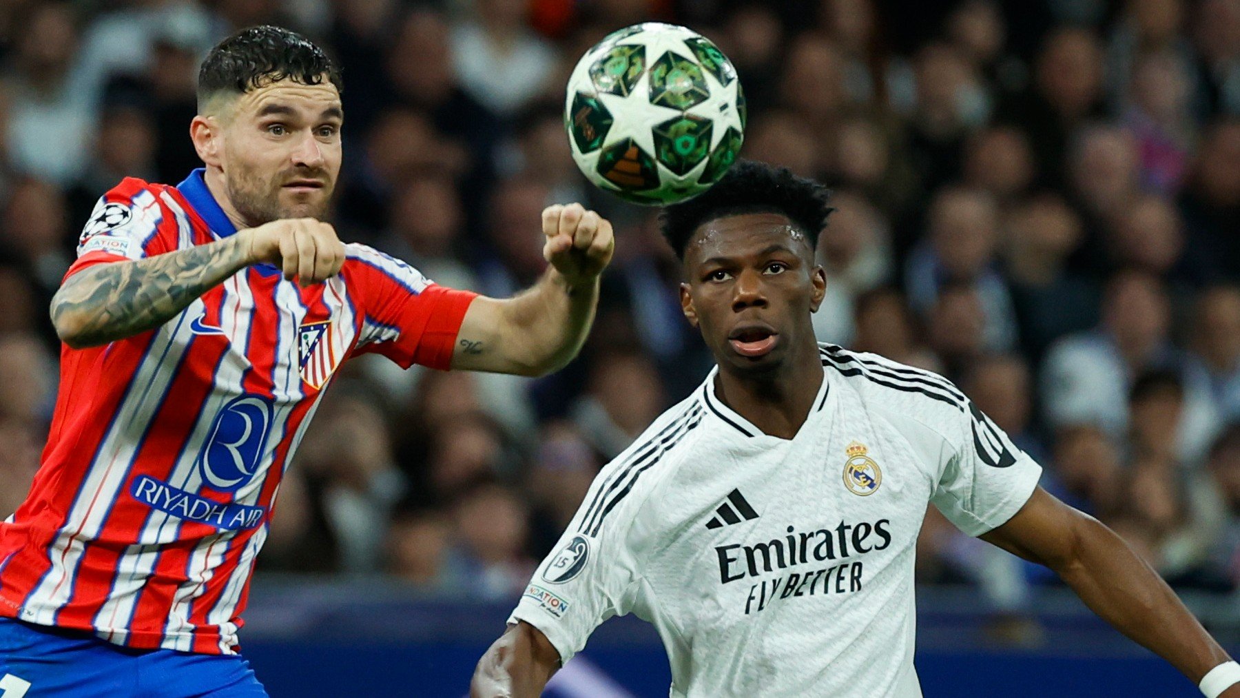 Galán ante Tchouameni, ayer en el Bernabéu.