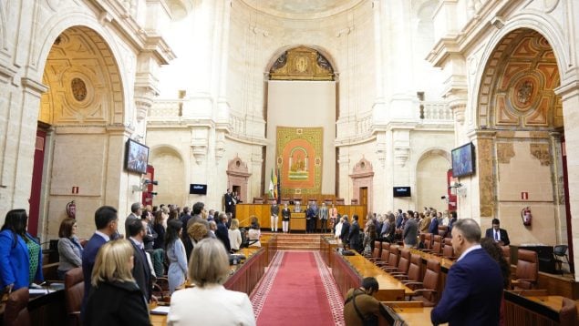 Lectura de un manifiesto por el 8M en el Parlamento andaluz con los diputados de Vox ausentes.