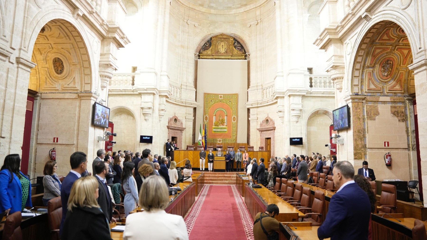 Lectura de un manifiesto por el 8M en el Parlamento andaluz con los diputados de Vox ausentes.