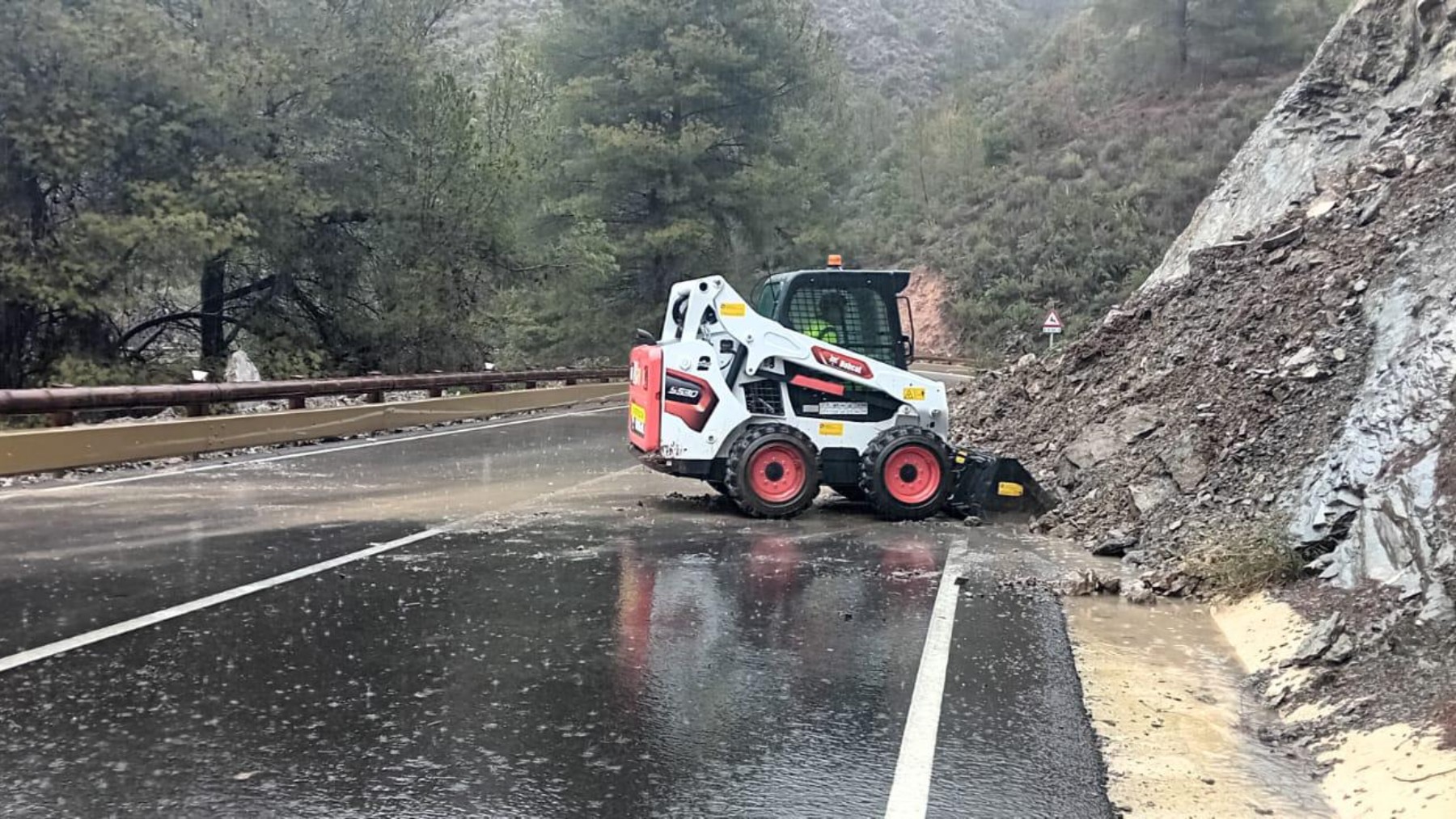 Limpieza en la carretera RM 503.