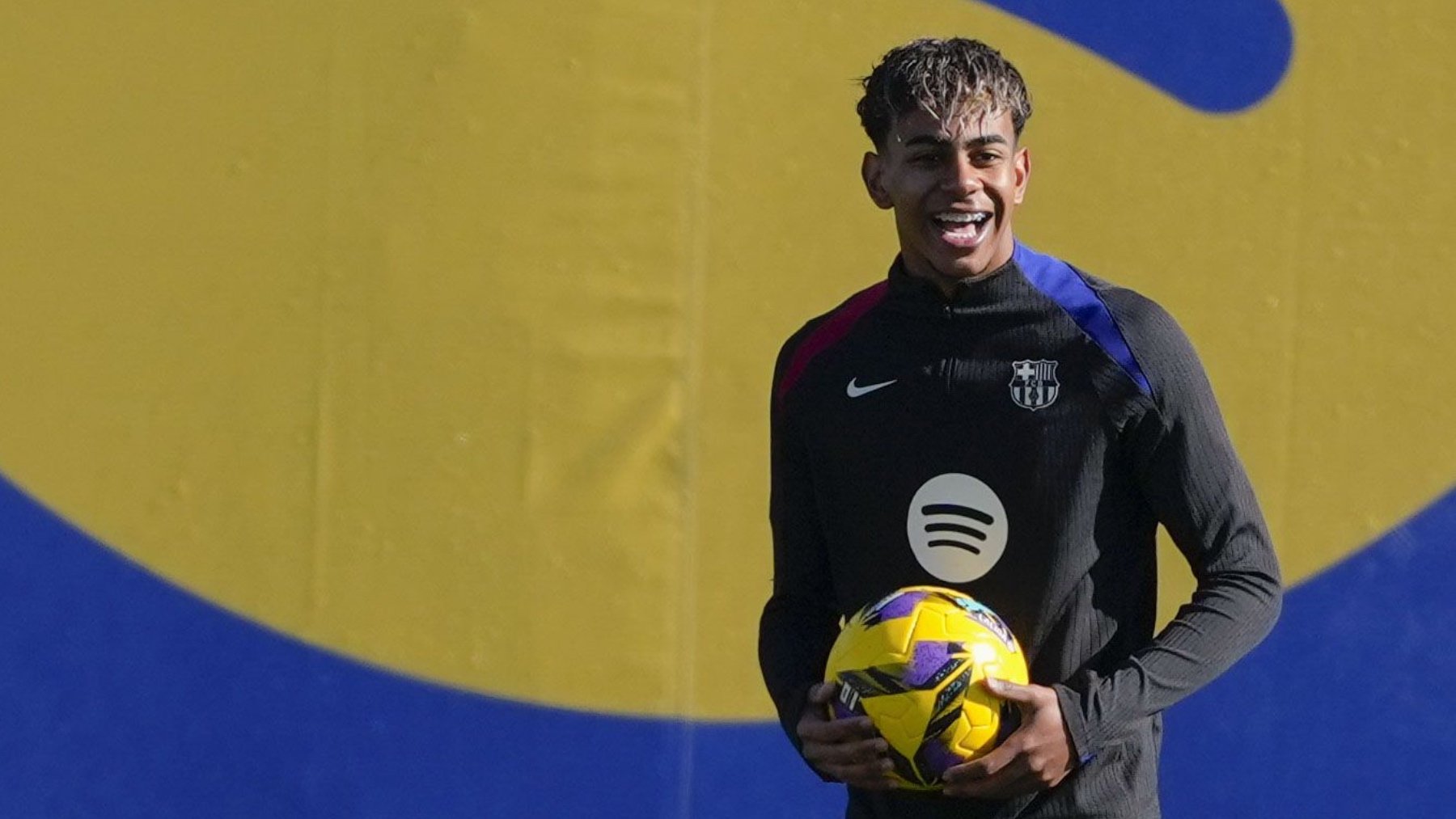 Lamine Yamal, en un entrenamiento con el Barça. (EFE)